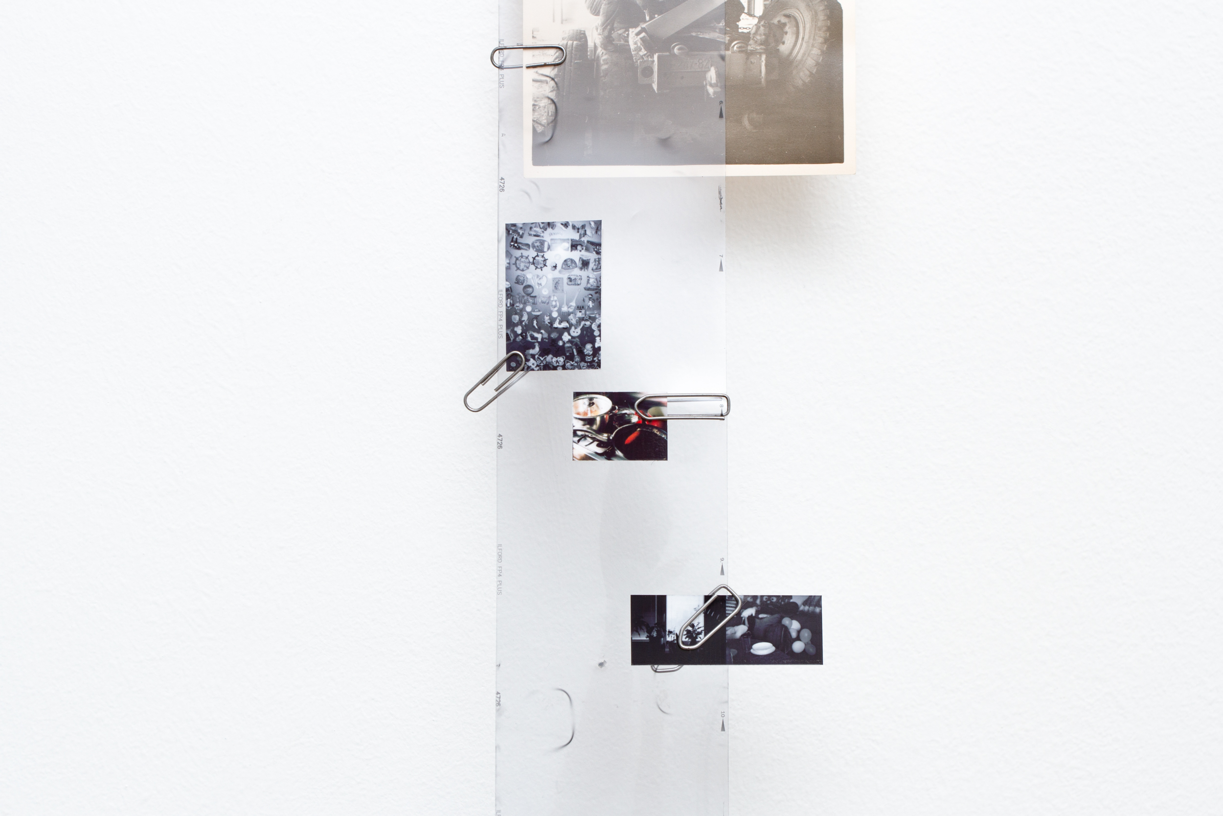 Untitled, 2026 – Detail des Filmstreifens mit Archivfoto und kleinen Inkjet-Prints.